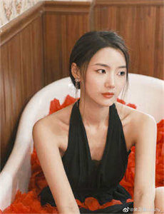 强行扒开女同桌腿玩弄的视频-hber